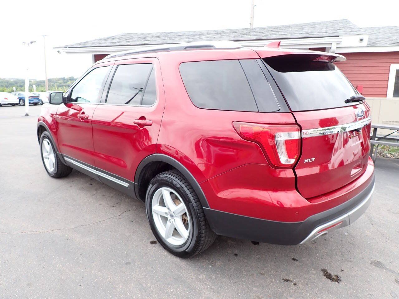 Used 2017 Ford Explorer XLT w/ Equipment Group 202A AWD/4WD image 4