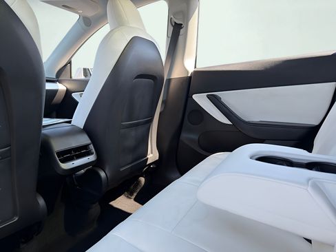 Used 2021 Tesla Model Y Long Range AWD/4WD image 33