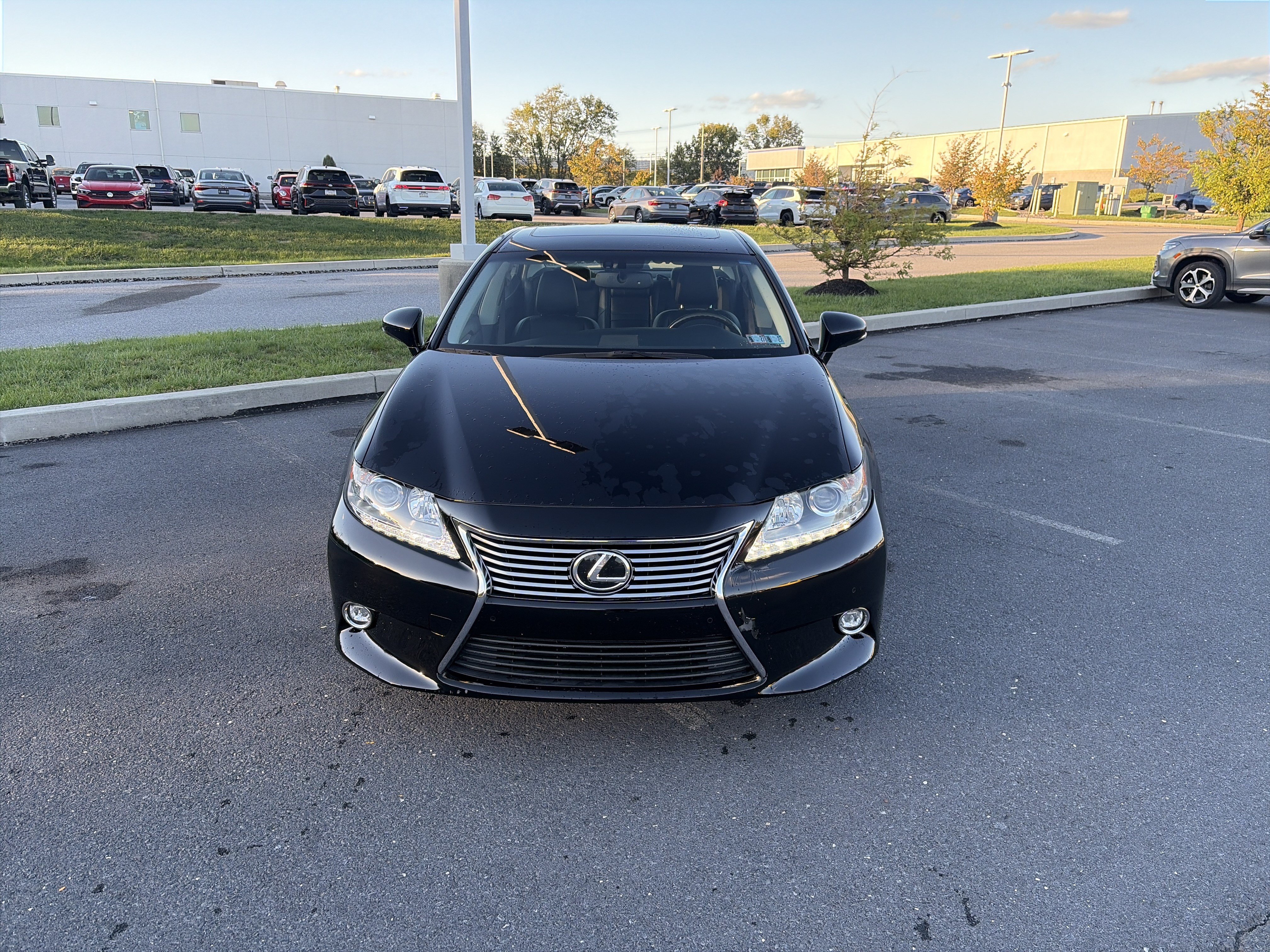 Used 2014 Lexus ES 350 w/ Luxury Package FWD image 2
