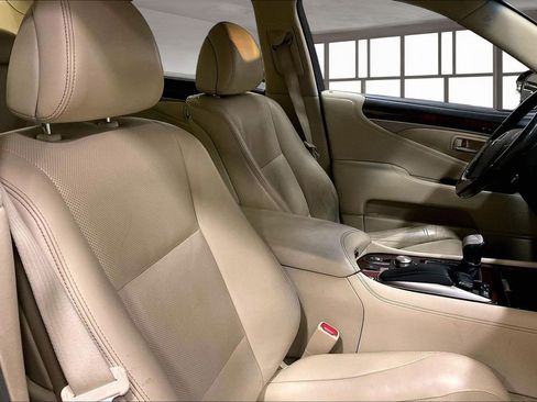 Used 2015 Lexus LS 460 AWD w/ Comfort Package image 8