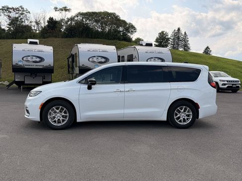 Used 2026 Chrysler Pacifica Select FWD image 8
