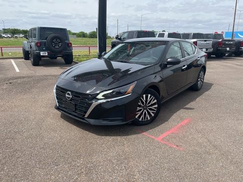 Used 2024 Nissan Altima 2.5 SV AWD/4WD image 3