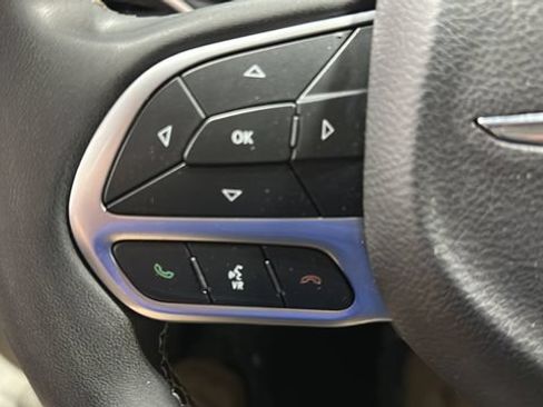 Used 2024 Chrysler Pacifica Touring-L FWD image 10