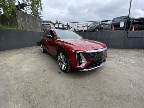 Used 2024 Cadillac Lyriq Luxury w/ LPO, Floor Liner Package AWD/4WD image 8