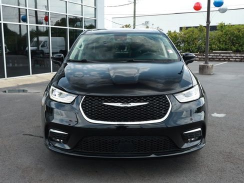 Used 2024 Chrysler Pacifica Touring-L FWD image 2