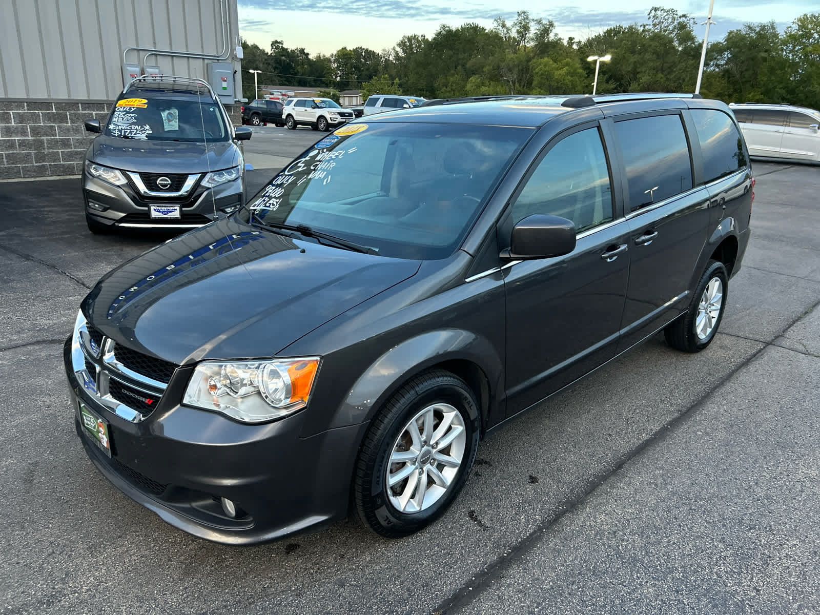 Used 2018 Dodge Grand Caravan SXT FWD image 3