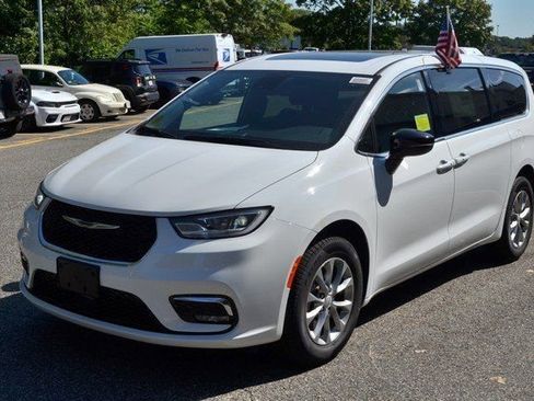 New 2026 Chrysler Pacifica Select image 4