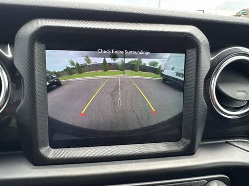 Used 2022 Jeep Wrangler Unlimited Sahara AWD/4WD image 15