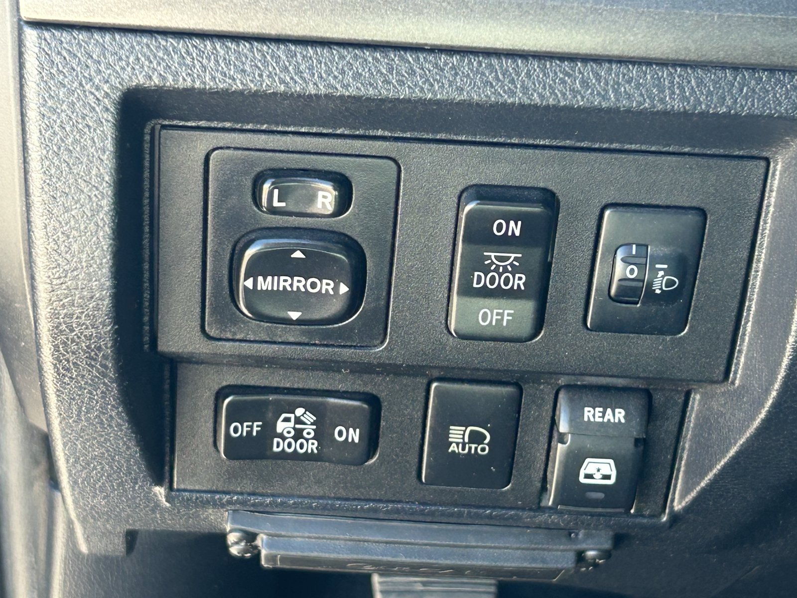 Used 2018 Toyota Tundra SR5 w/ TRD Off Road Package AWD/4WD image 20