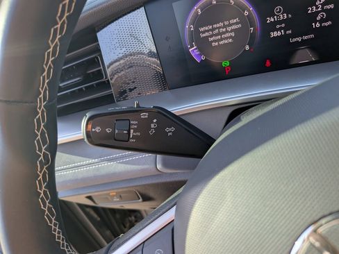 Certified 2025 Volkswagen Tiguan SE FWD image 27