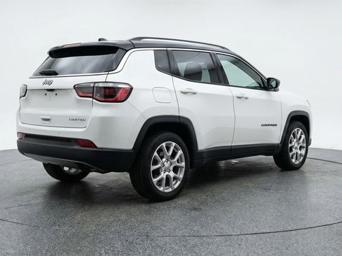 Used 2025 Jeep Compass Limited image 9