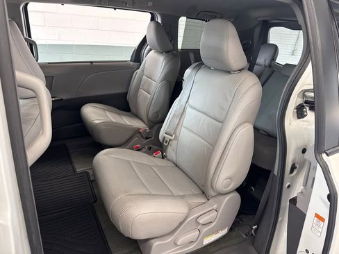 Used 2017 Toyota Sienna XLE w/ XLE Navigation Package FWD image 38