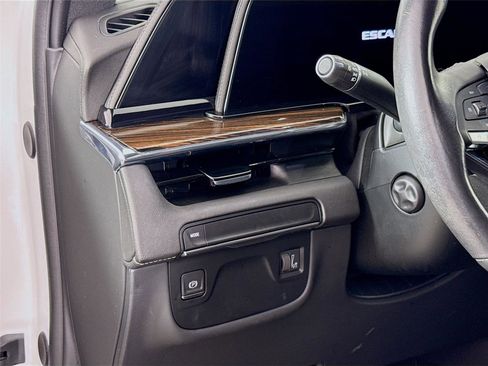 Used 2023 Cadillac Escalade Luxury image 7