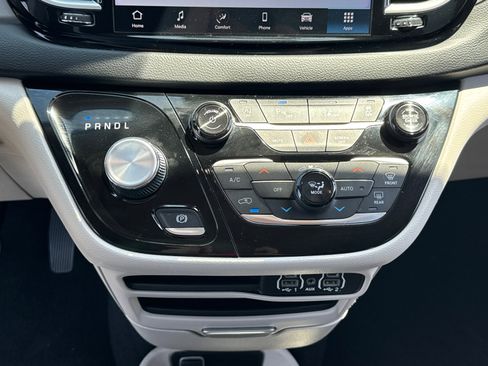 Used 2023 Chrysler Pacifica Touring-L FWD image 13