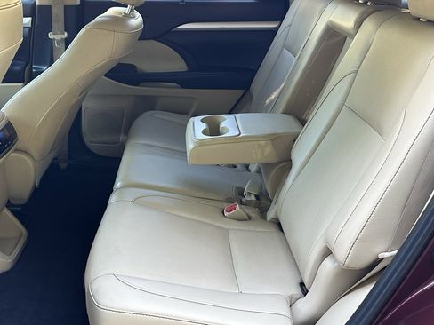 Used 2019 Toyota Highlander XLE image 12