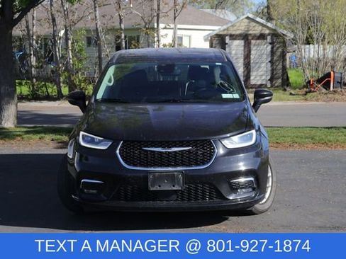 Used 2023 Chrysler Pacifica Touring-L image 2