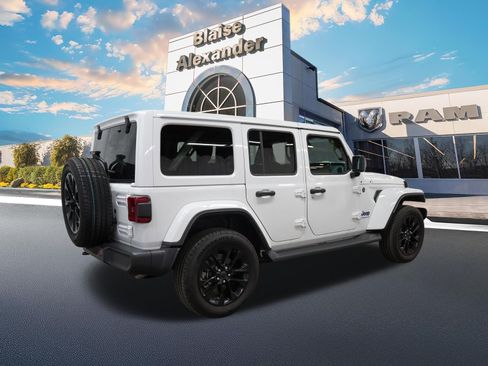 Used 2025 Jeep Wrangler Unlimited Sahara AWD/4WD image 3