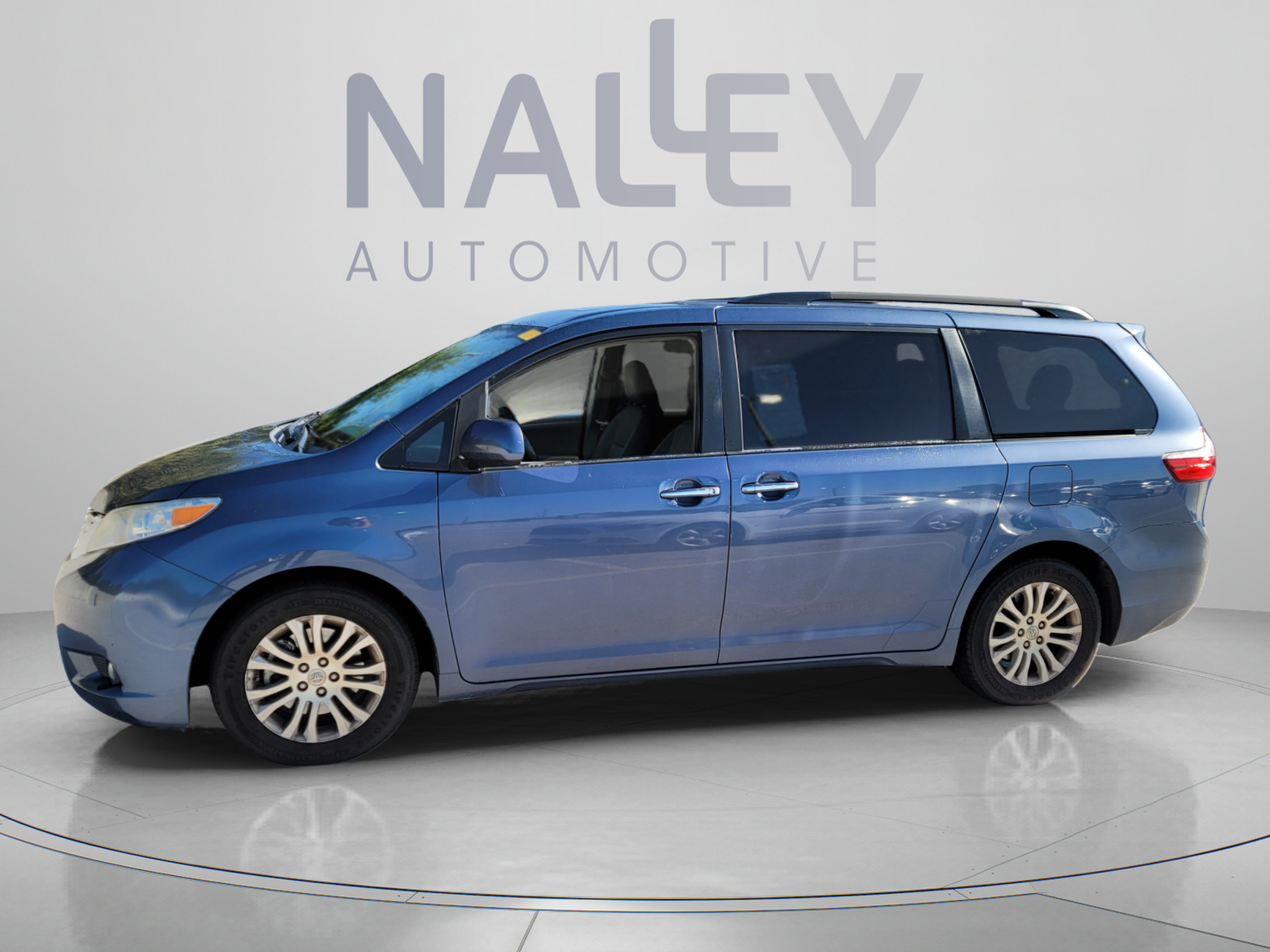 Used 2017 Toyota Sienna XLE FWD image 2