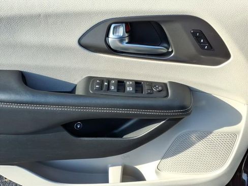 Used 2024 Chrysler Pacifica Limited FWD image 11