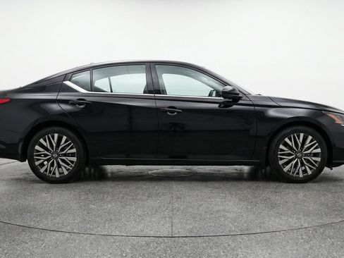 Used 2025 Nissan Altima 2.5 SV FWD image 11