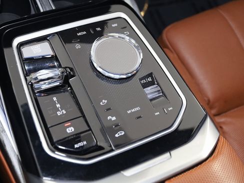 Used 2023 BMW 760i xDrive image 37