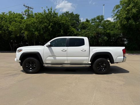 Used 2017 Toyota Tacoma TRD Off-Road w/ Tow Package (A/T) AWD/4WD image 3