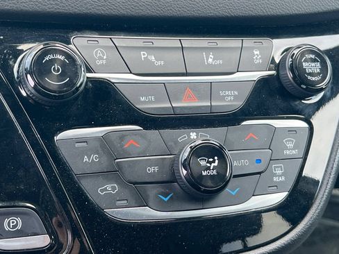 Used 2025 Chrysler Pacifica Select FWD image 22