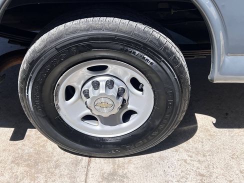 Used 2014 Chevrolet Express 2500 RWD image 10