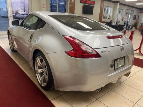 Used 2010 Nissan 370Z Touring image 3