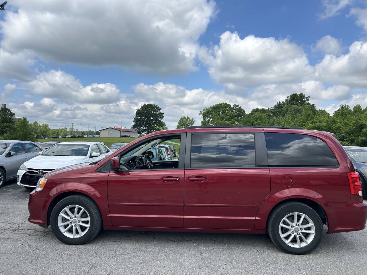 Used 2015 Dodge Grand Caravan SXT w/ Rear Park Assist Package FWD image 4
