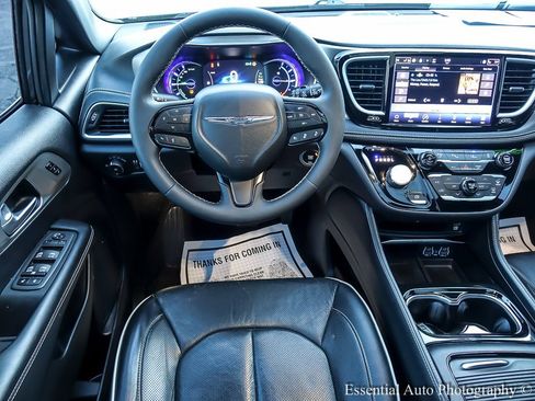 Used 2022 Chrysler Pacifica Limited w/ Uconnect Theater Family Group image 19