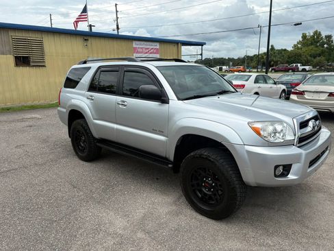 Used 2007 Toyota 4Runner SR5 AWD/4WD image 2