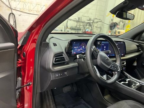 Used 2025 Chevrolet Traverse LT w/ Midnight/Sport Edition FWD image 11
