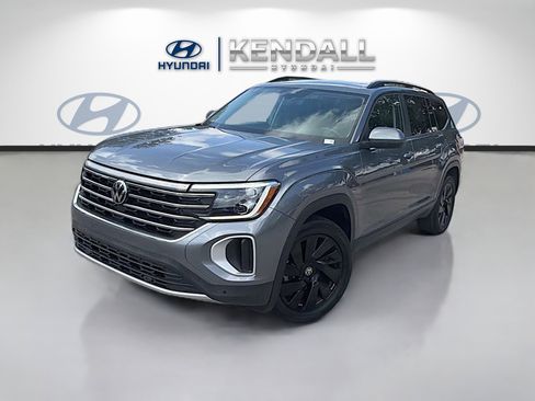 Used 2024 Volkswagen Atlas SE w/ Panoramic Sunroof Package FWD image 3