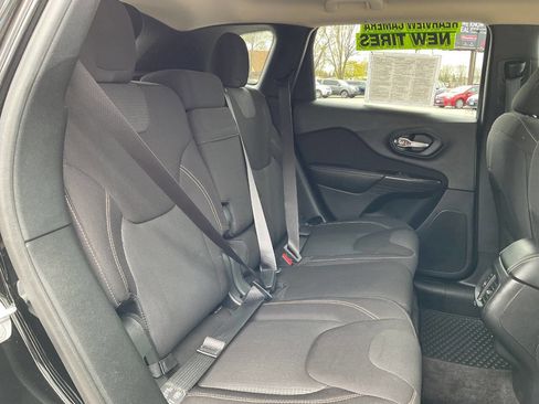 Used 2017 Jeep Cherokee Latitude w/ Cold Weather Group AWD/4WD image 35