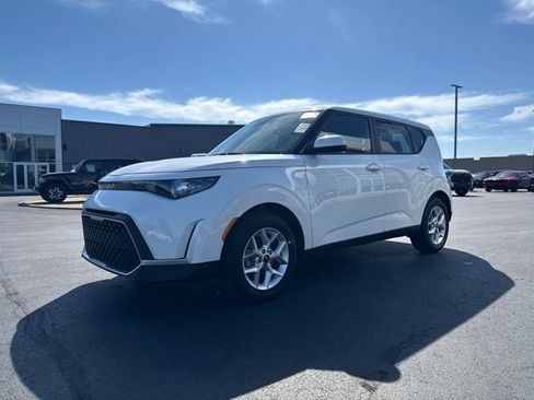 Used 2025 Kia Soul LX w/ LX Technology Package FWD image 3