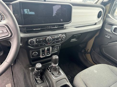 Used 2025 Jeep Wrangler Sport AWD/4WD image 7