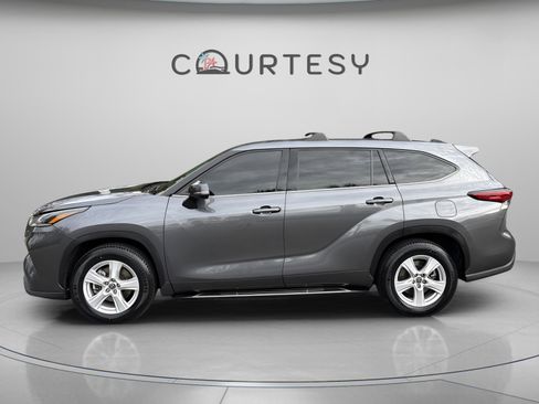 Used 2021 Toyota Highlander L image 4