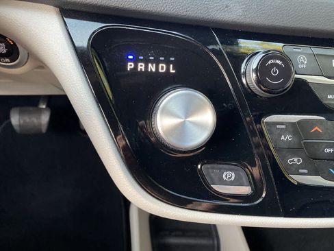 Used 2023 Chrysler Pacifica Touring-L FWD image 26