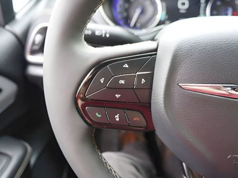 Used 2025 Chrysler Pacifica Limited FWD image 20