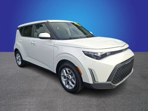 Used 2025 Kia Soul LX w/ LX Technology Package FWD image 3