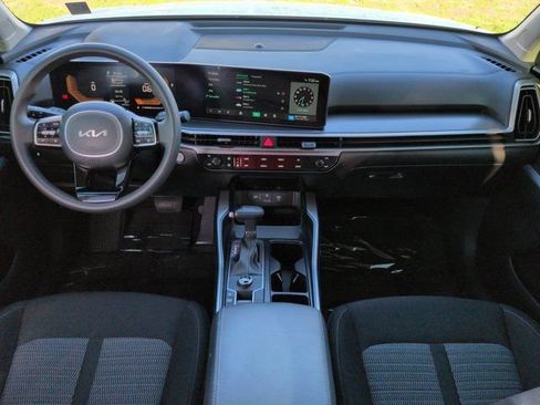 Used 2025 Kia Sorento LX FWD image 14