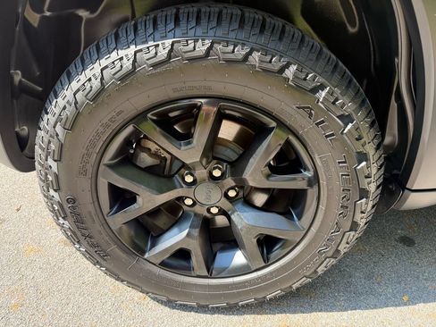 Used 2017 Jeep Cherokee Trailhawk w/ Cold Weather Group AWD/4WD image 13