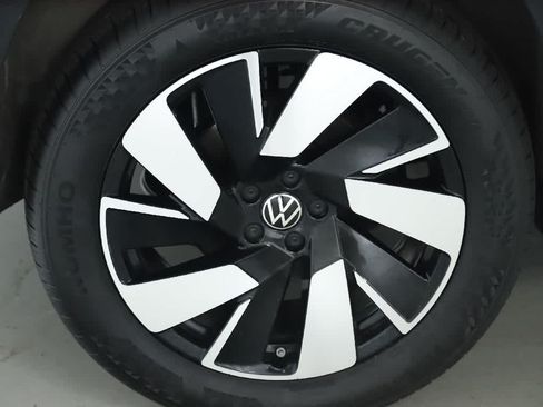 Certified 2024 Volkswagen Atlas Cross Sport SE AWD/4WD image 12