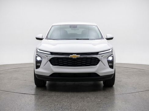 Used 2025 Chevrolet Blazer LT FWD image 2