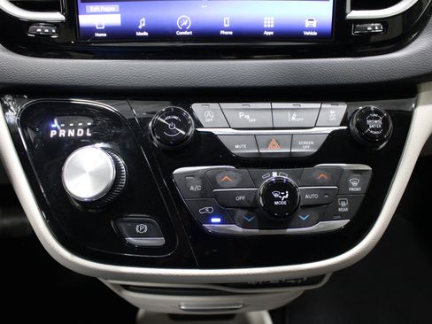 Used 2023 Chrysler Pacifica Touring-L FWD image 17