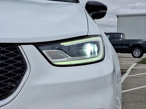 Used 2024 Chrysler Pacifica Touring-L image 28