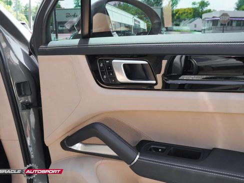 Used 2019 Porsche Cayenne Turbo w/ Premium Plus Package AWD/4WD image 30