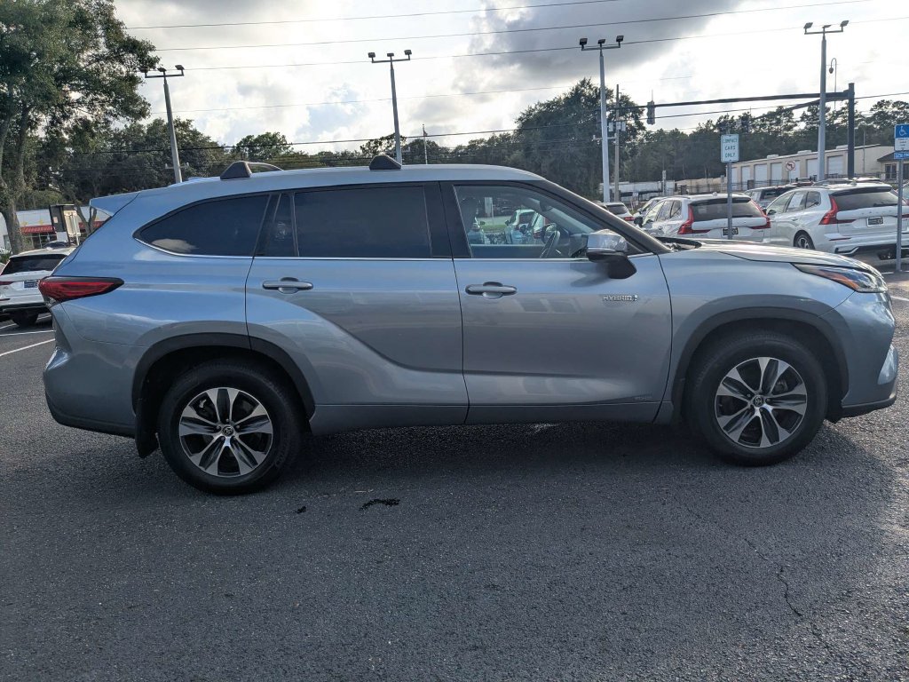 Used 2021 Toyota Highlander XLE AWD/4WD image 7