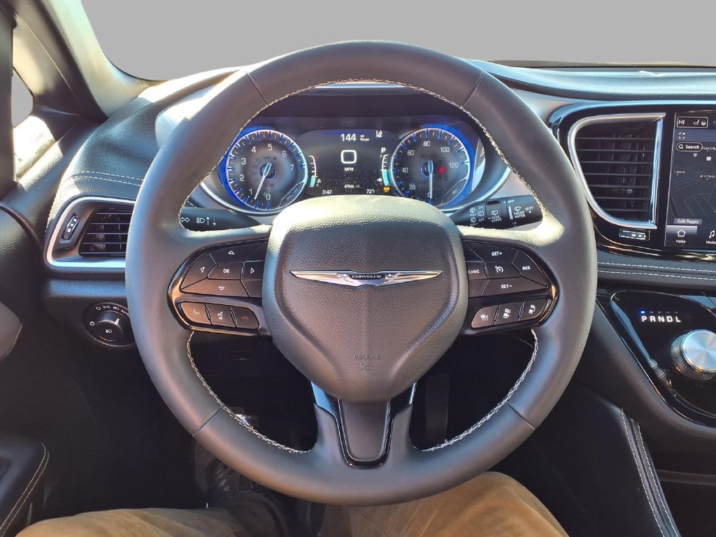 Used 2025 Chrysler Pacifica Limited FWD image 15